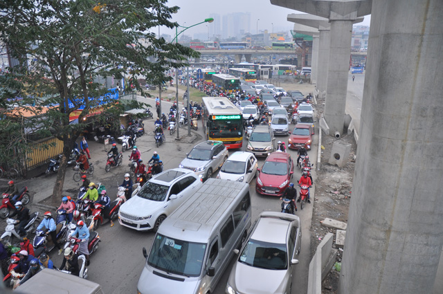 Người Hà Nội chật vật đi làm ngày đầu sau dịp nghỉ Tết Dương